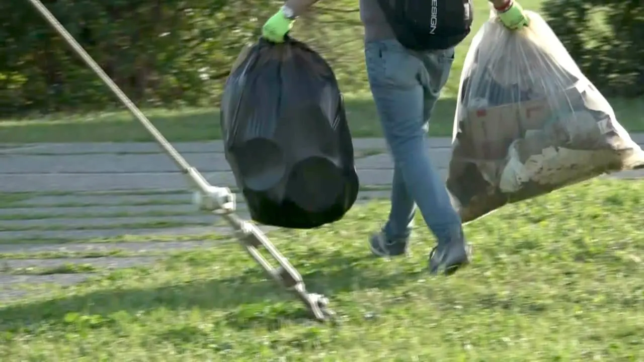 Guanti e ramazza per ripulire Parco Perotti