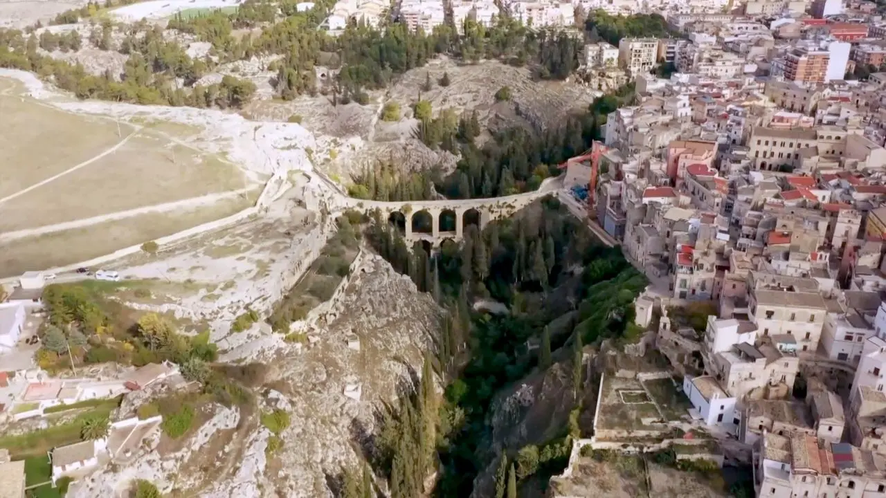 Gravina, il sentiero dell'acqua e della pietra