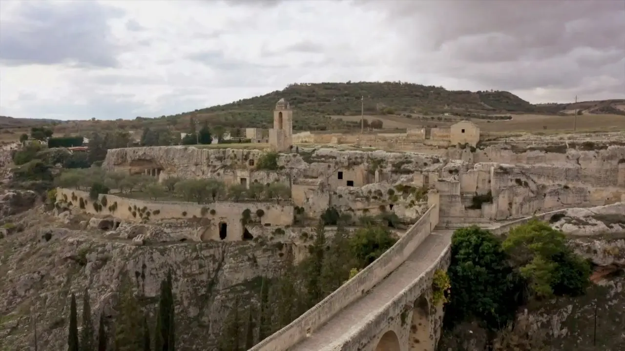 Gravina, il sentiero dell'acqua e della pietra