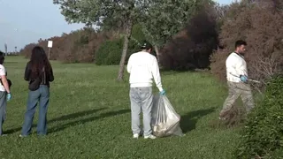 Guanti e ramazza per ripulire Parco Perotti